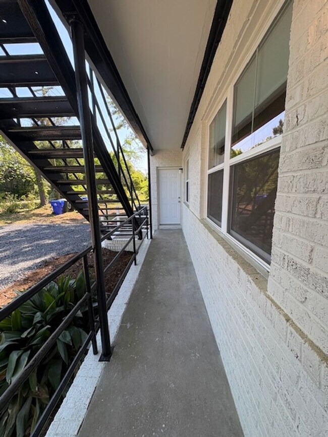 Building Photo - Newly Renovated Three Bedrooms Condo in South Windermere