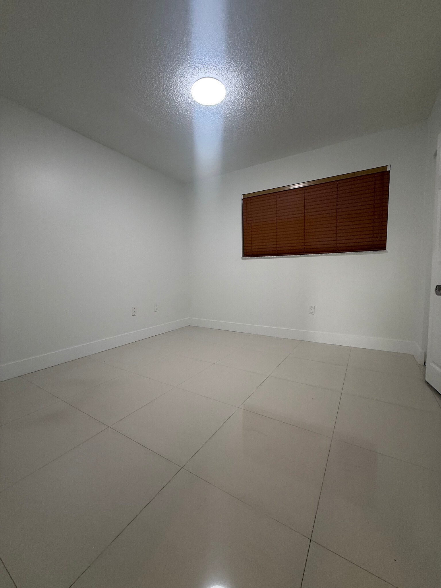 Building Photo - 2582 W 56th St