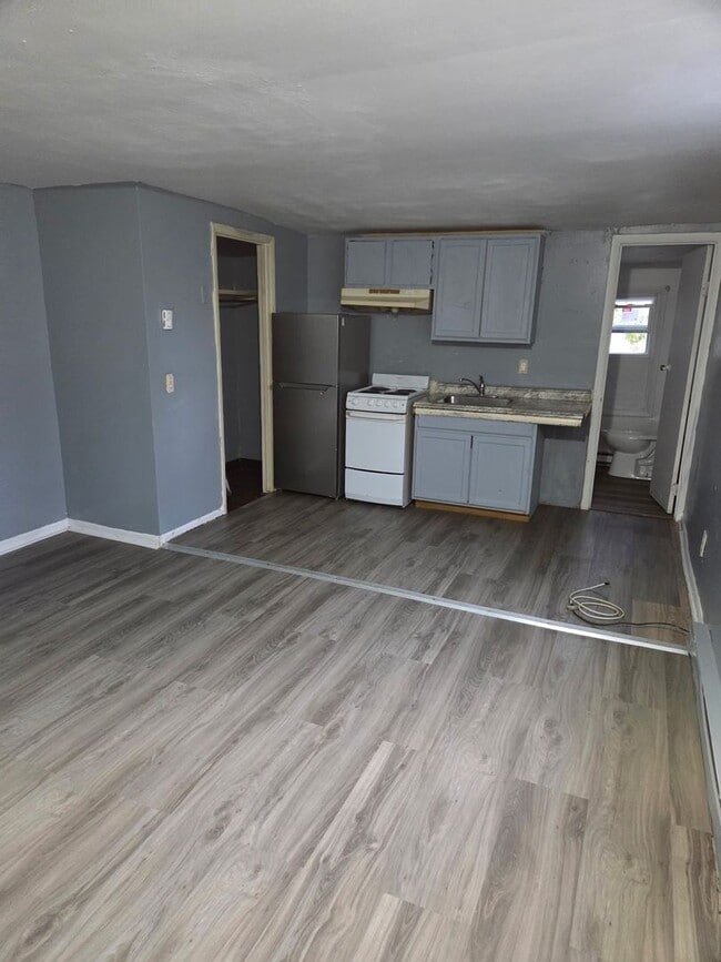 Building Photo - 801 E Division St