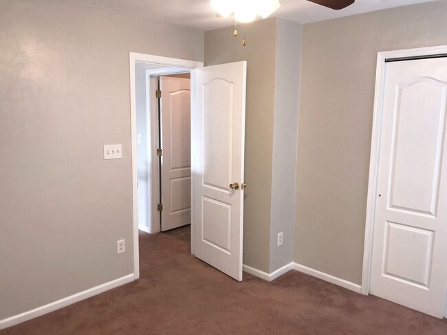 Building Photo - Oakbrooke Meadows