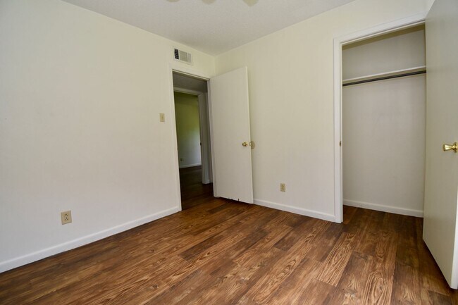 Building Photo - Saratoga Street Duplex