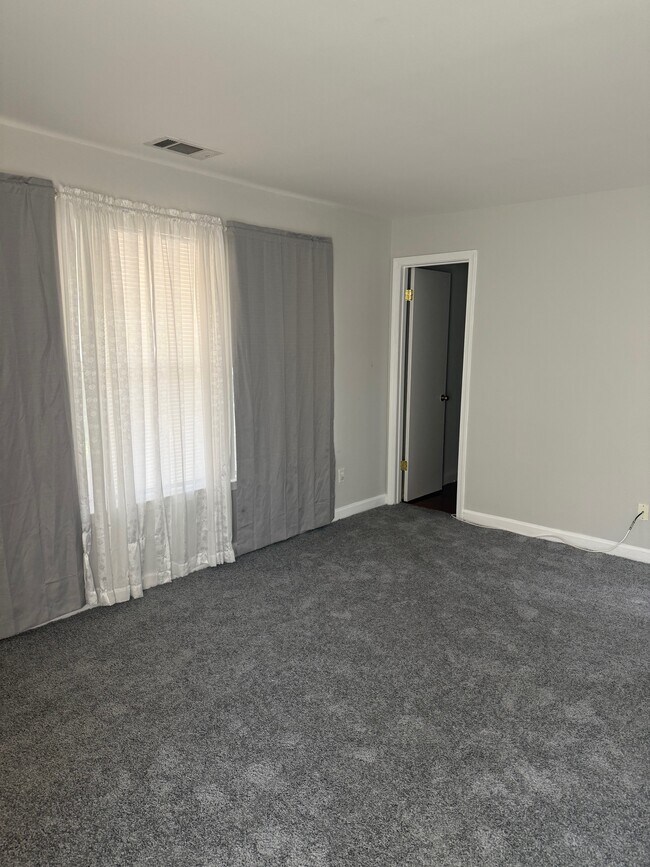 Master BD room - 13700 Modrad Way
