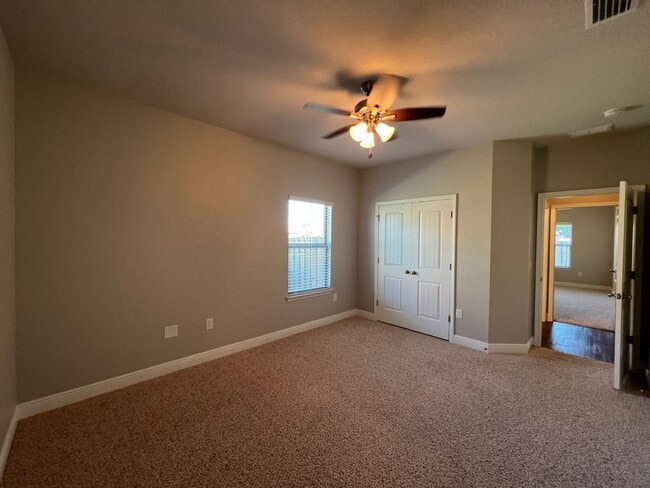 Building Photo - Gorgeous 5 Bedrooms
