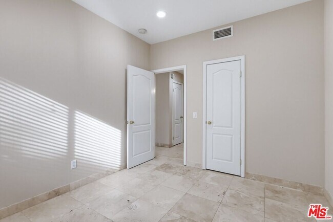 Building Photo - 5187 Knollwood Way