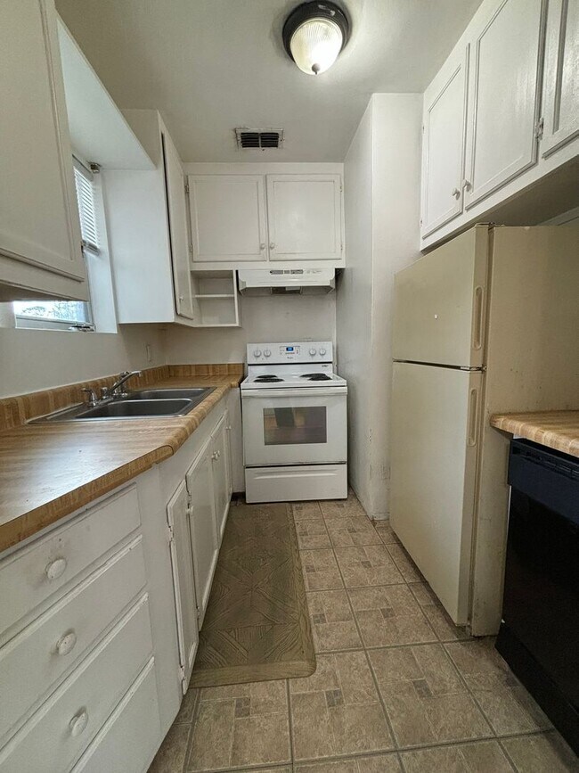 Building Photo - 4633 Sunderland Rd