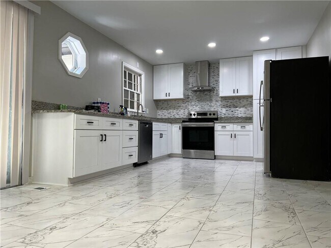 Building Photo - 2221 Pinecliff Dr NE