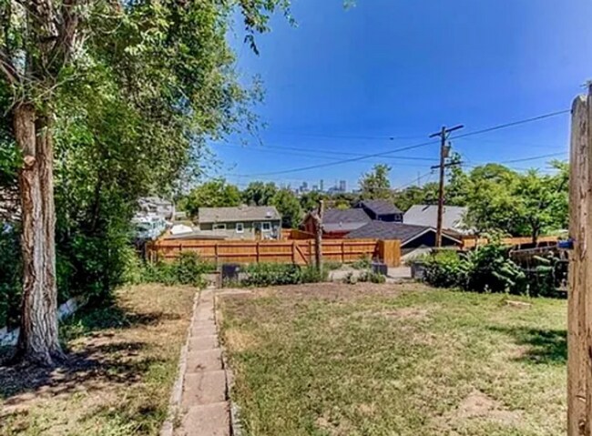 Building Photo - 1391 W Custer Pl