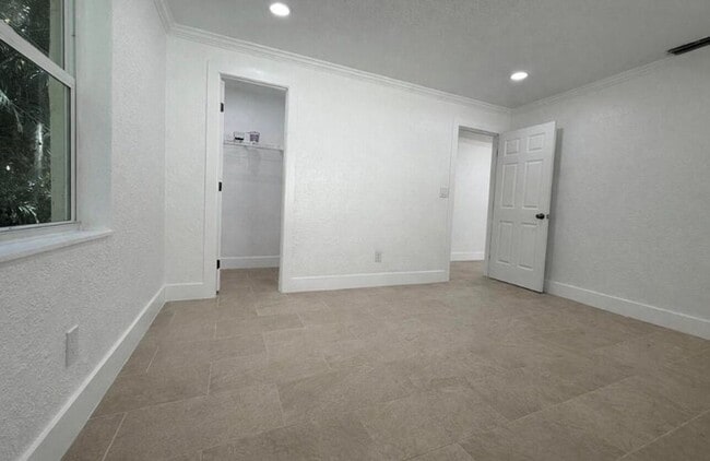 Building Photo - 736 Neil Rd