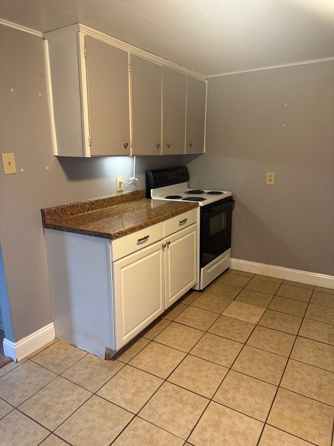 Building Photo - 3185 Spring Rd