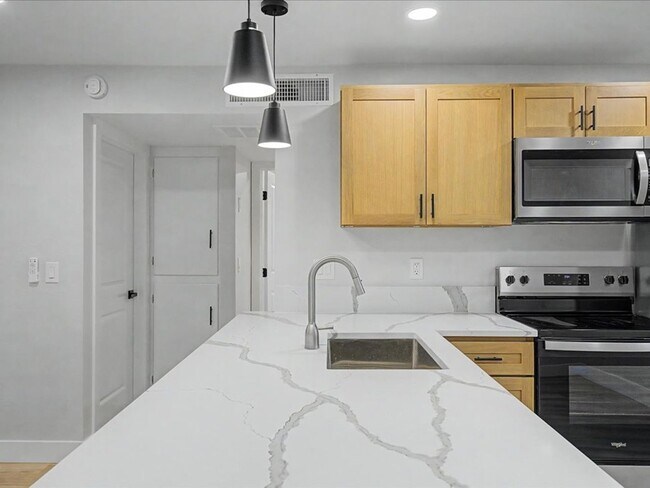 Building Photo - Beautiful & Spacious Home with Modern Upgrades & Community Amenities