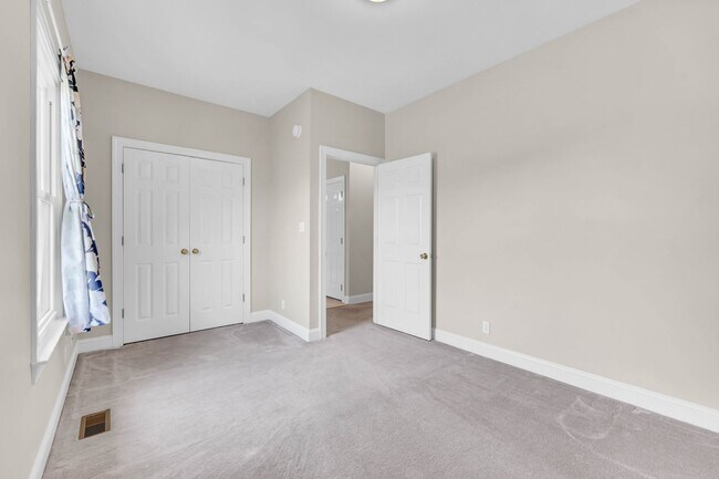 Building Photo - 4276 N Woodstock Dr