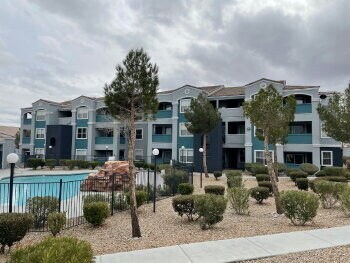 Building Photo - 2 Bed 2 Bath Condo - 3rd Floor - Check out the Views!