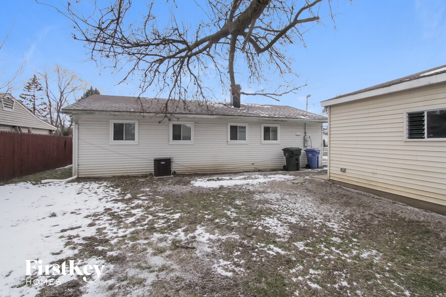 Building Photo - 21 Thrush St