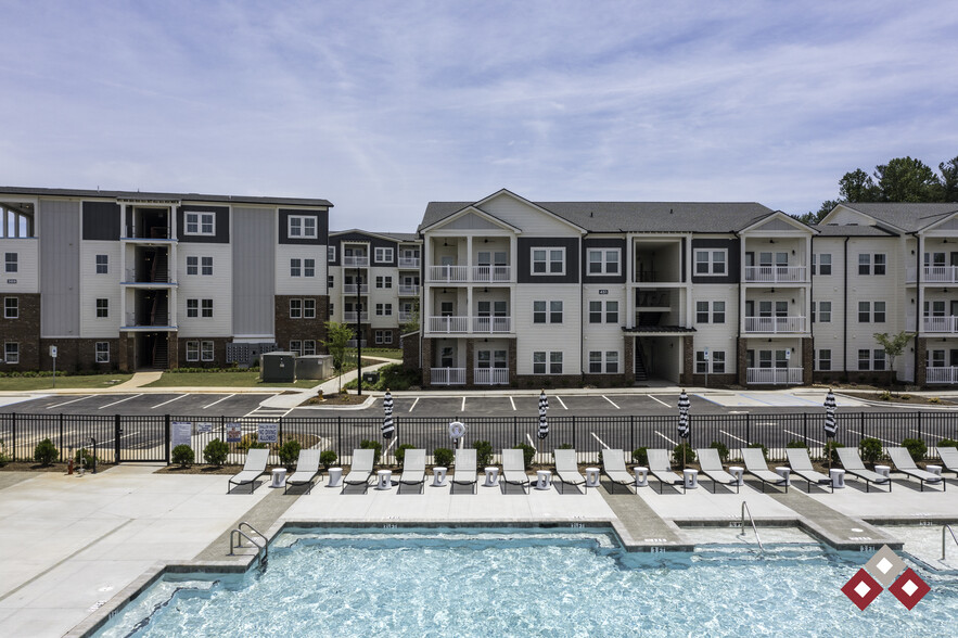 Building Photo - The Summit Hendersonville