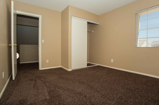 Building Photo - This Delightful Home Won't Last Long, Call...