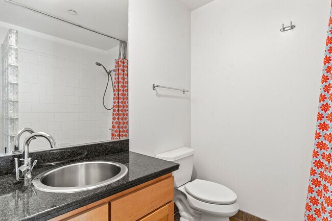 Building Photo - Lovely 2 Bed, 1.5 Bi-Level Hayes Valley Co...
