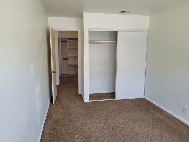 Building Photo - 433 E Ave