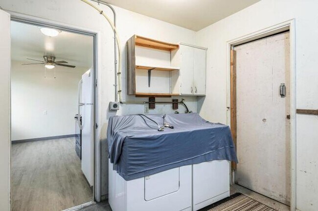 Building Photo - 2044-2046 Mayfair Dr W