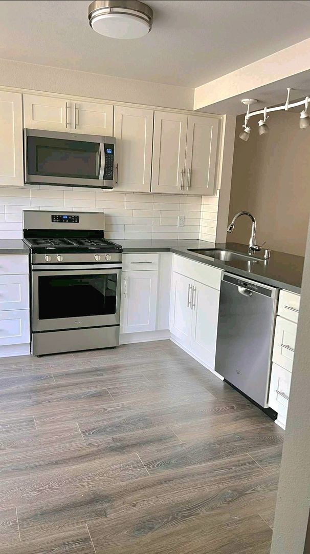 Building Photo - Kirkland 2 Bedroom 2.5 Bath Springbrook Co...