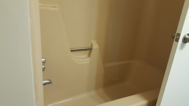 Building Photo - Spacious 3 Bedroom, 1 Bath Townhome in Hav...
