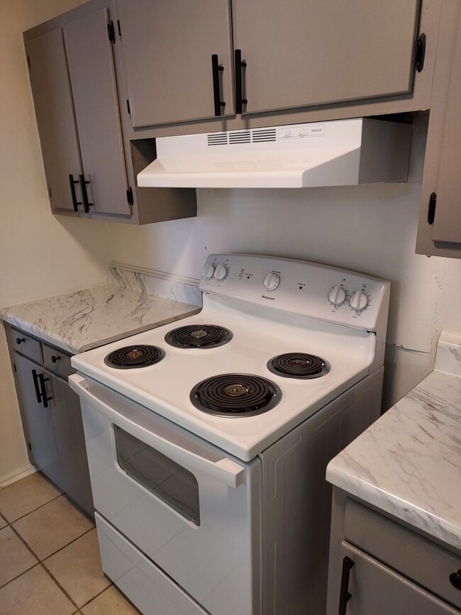 Building Photo - Newly remodeled 3/1 walking distance to re...