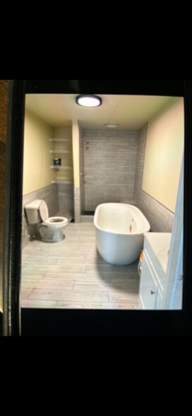 Primary Photo - 165 E State St