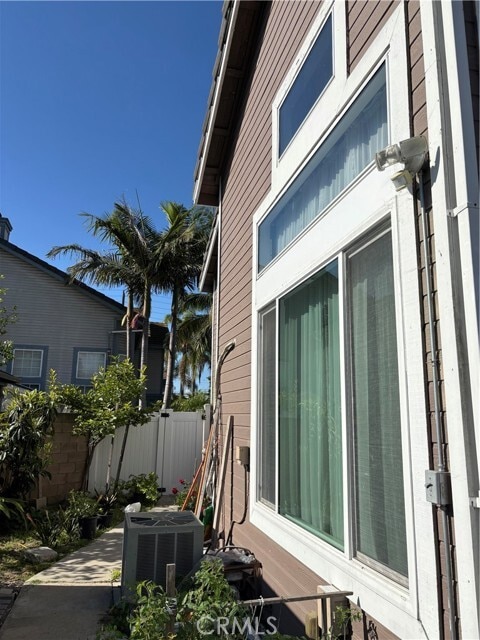 Building Photo - 820 N Justin Pl