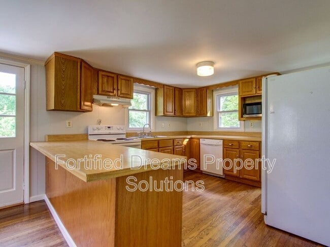 Building Photo - 7507 Greenlawn Dr
