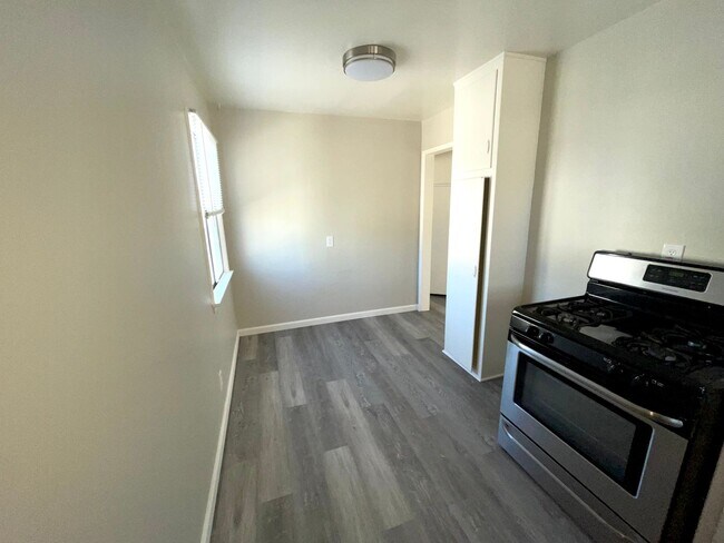 Building Photo - Nice 1B/1B in South Wrigley available now!