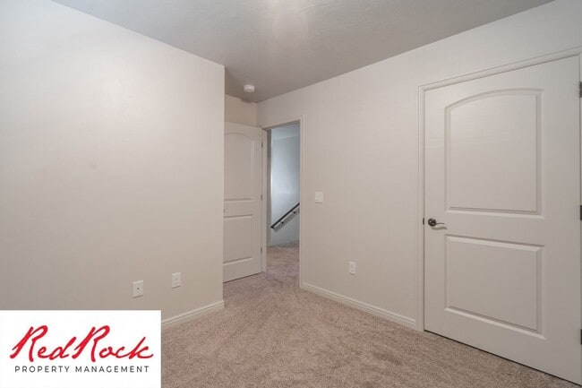 Building Photo - Lovely townhome with Community Pool!