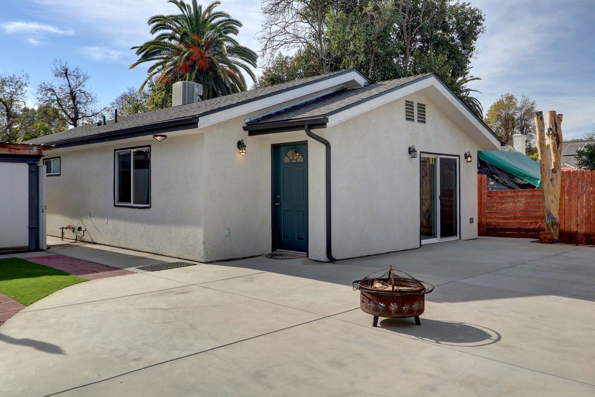 Building Photo - 7441 1/2 Beckford Avenue