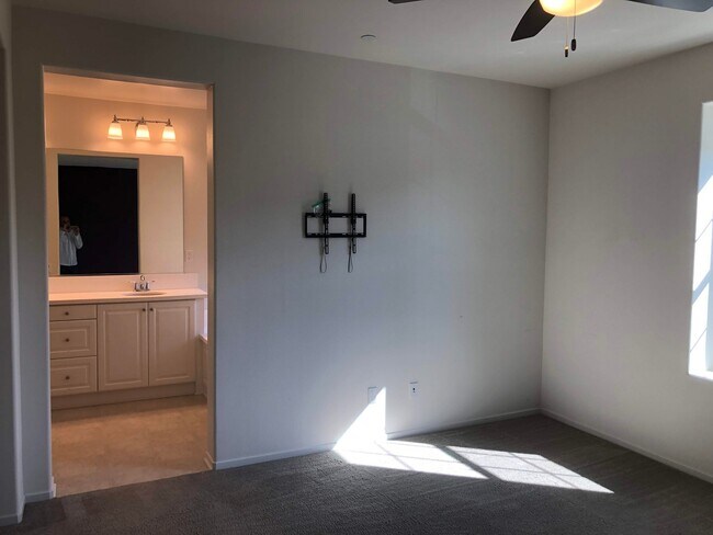 Building Photo - Beautiful 4 Bed 3 Bath Home In Harmony Gro...