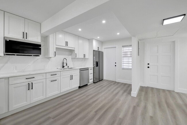 Building Photo - 3050 N Palm Aire Dr