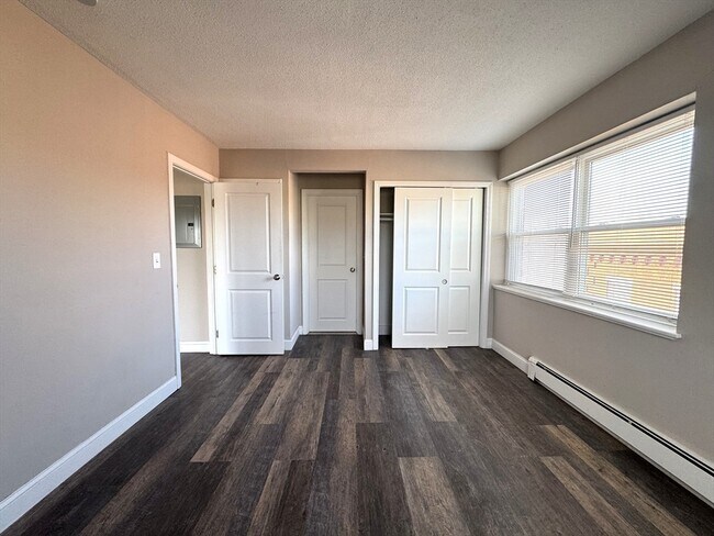 Building Photo - 625 Main St