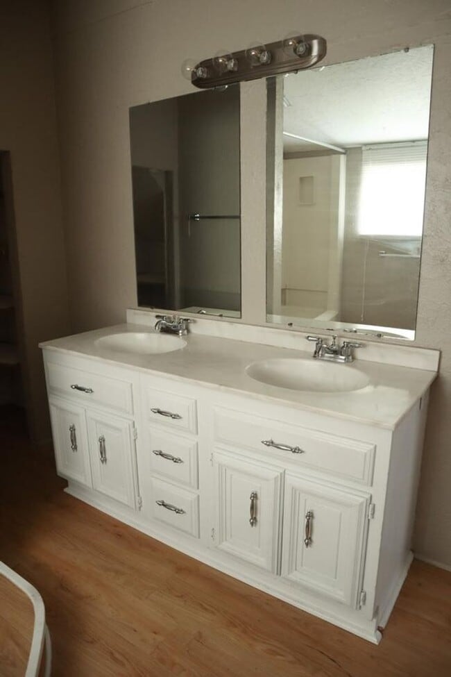 Building Photo - 4144 Hinsdale Rd