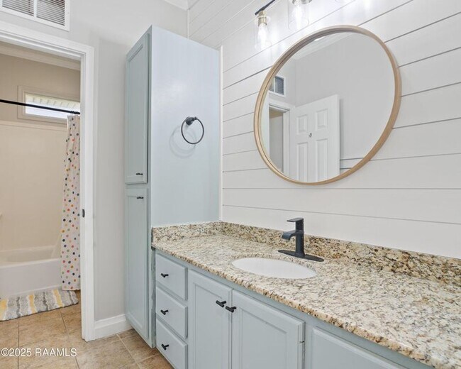 Building Photo - Beautifully updated 4-bedroom, 3-bath prop...