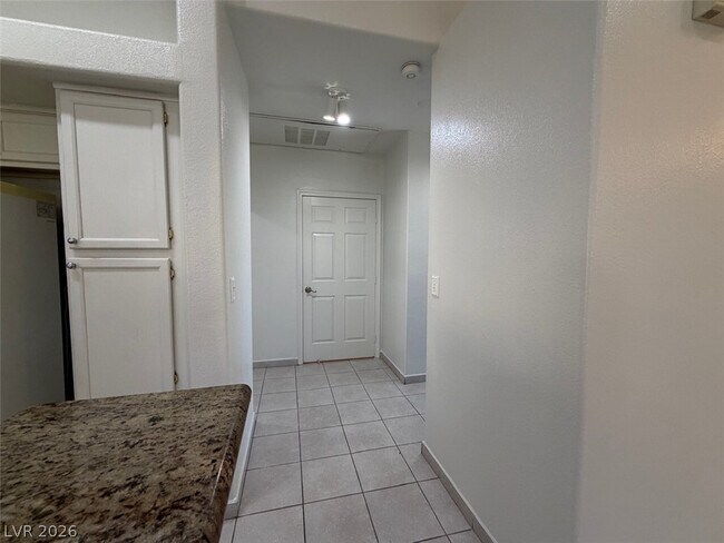 Building Photo - 900 Heavenly Hill Ct