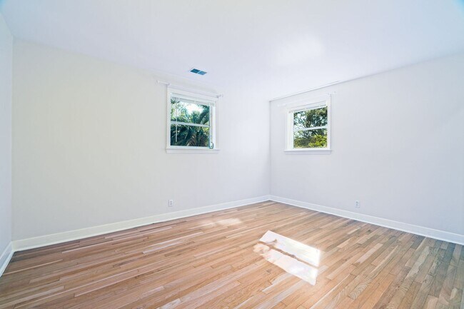 Building Photo - Peaceful Living in West Ashley!