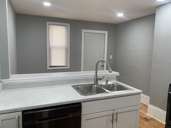 Building Photo - Beautiful 4 Bedroom 2 Bathroom Home in Minneapolis!