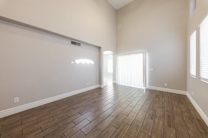 Building Photo - 3424 E Rockwood Dr
