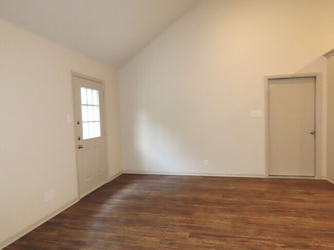 Building Photo - Remodeled in 2024! Gorgeous 3 Bdrm., 2 Bath Duplex in Whitehouse ISD!