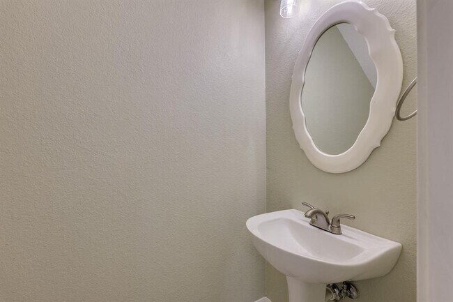 Building Photo - 2100 Pipers Field Dr