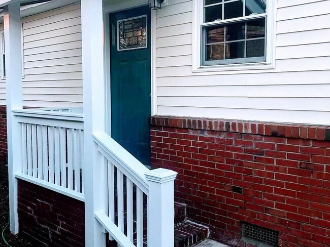 Building Photo - 2 BR 1 Full Bath Duplex Virginia Place