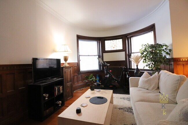 Building Photo - 1750 Beacon St