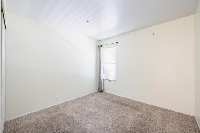 Building Photo - Top Floor Condo Near Bus Line