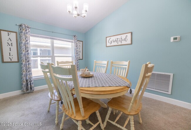 Building Photo - 814 Moment St