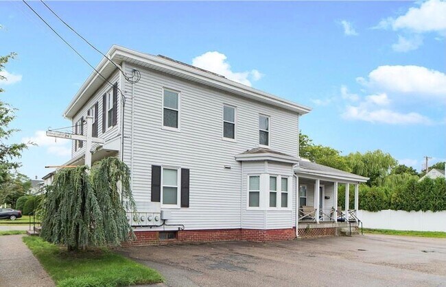 Building Photo - 845 Main St