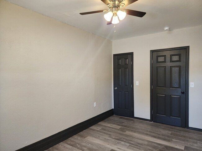 Building Photo - 1109 S Bouziden Dr