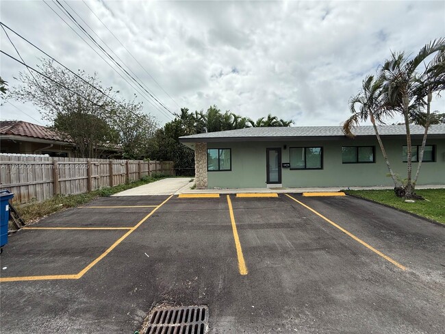 Building Photo - 1050 NE 9th Ave