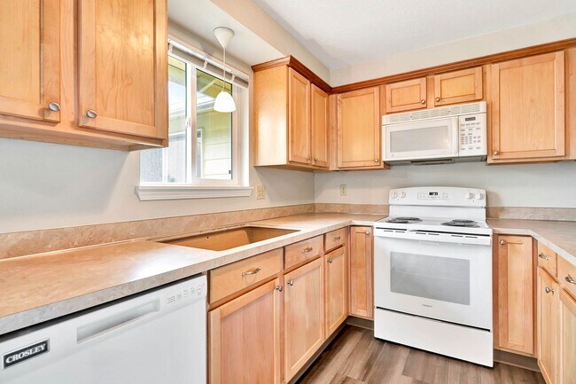 Building Photo - Savage / Ellis Duplex
